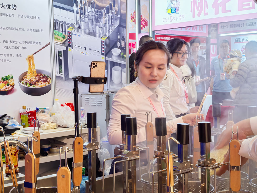 馳能八吉星廚房工程第三十三屆上海國(guó)際酒店及餐飲業(yè)博覽會(huì)現(xiàn)場(chǎng)